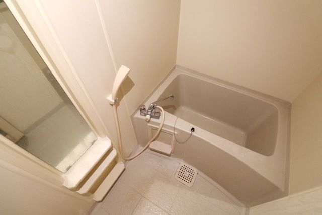 バス・シャワールーム　同物件別部屋写真