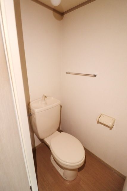 トイレ　同物件別部屋写真