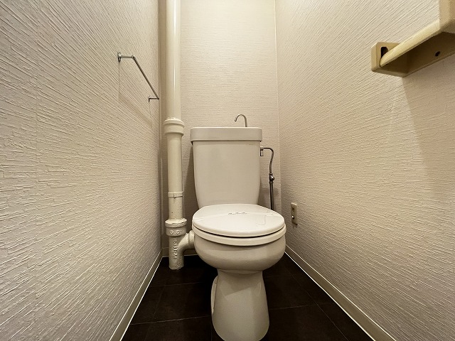 トイレ　(同タイプの他の部屋の写真です)