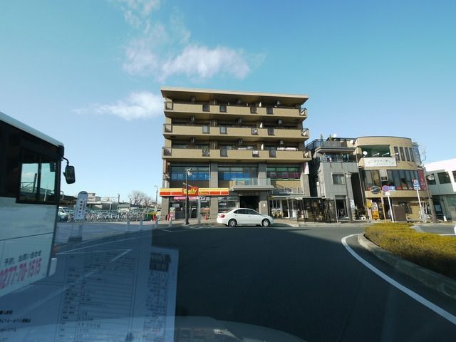コンビニ　デイリーヤマザキ北本駅東口店（コンビニ）まで1026m
