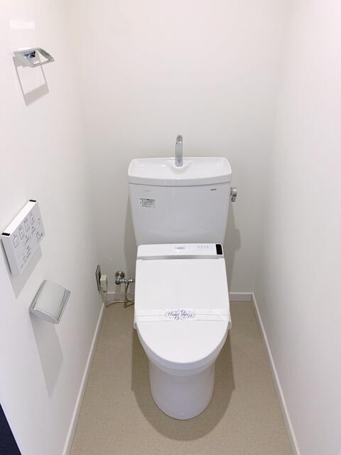トイレ　落ち着いた色調のトイレです