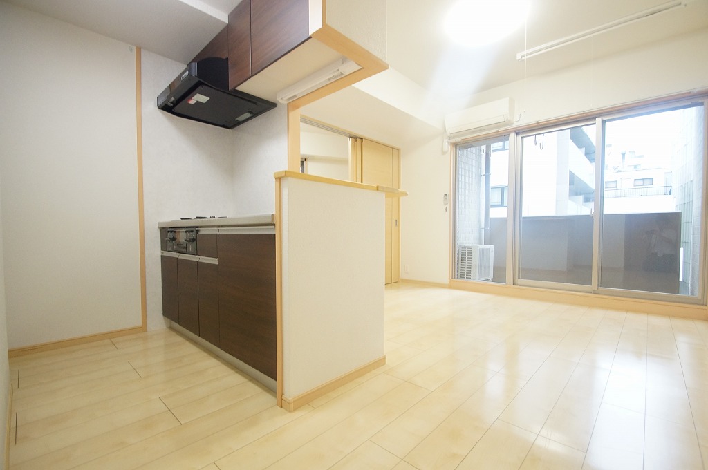居室・リビング　落ち着いた色合いの床材を使用した居住空間です。
