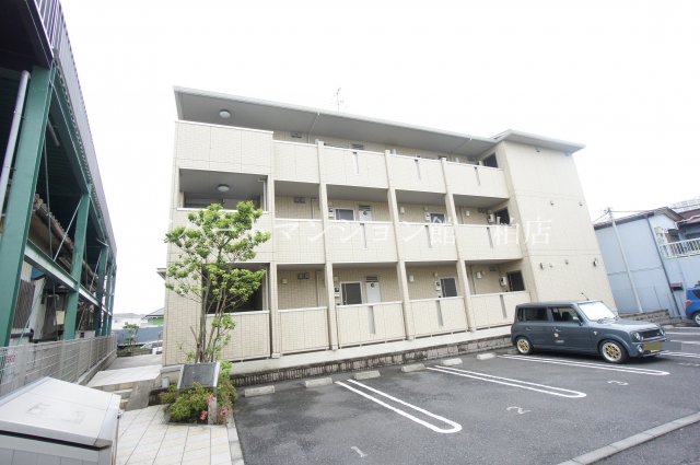建物外観　★日当たり良好な３階建てアパート