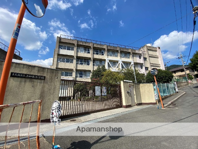 小学校　上四条小学校（小学校）まで520m