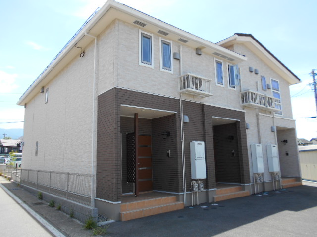 建物外観　建物玄関側（北面）を北東方向より撮影