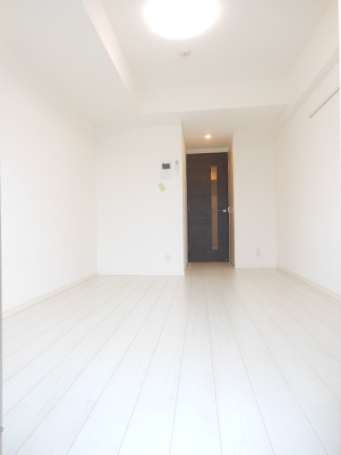 居室・リビング　広めの8.0帖♪ホワイトフローリングの明るいお部屋です！