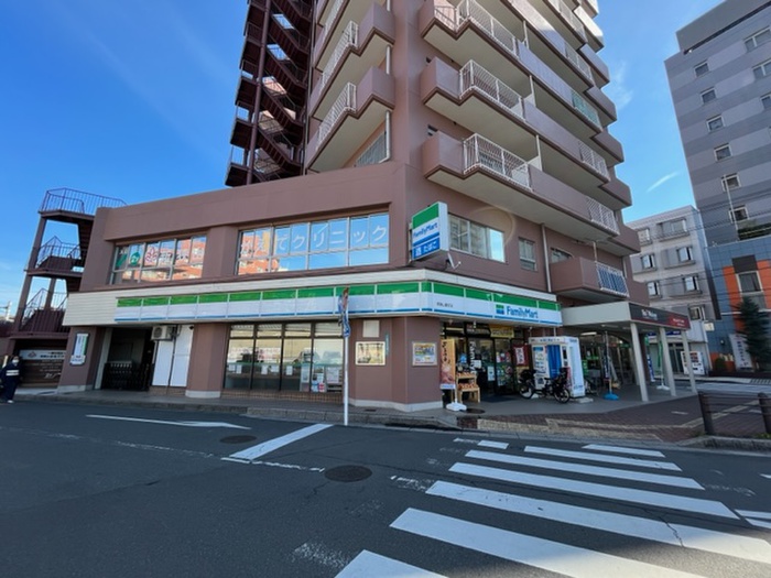 コンビニ　ファミリーマート（コンビニ）まで300m