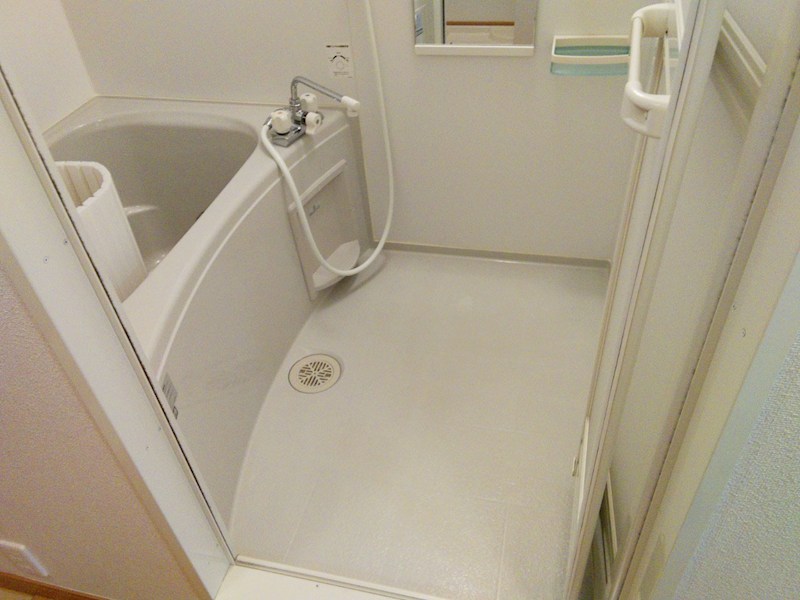 バス・シャワールーム　コンパクトで使いやすいお風呂です