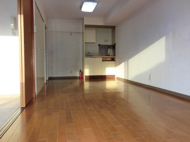 居室・リビング　縦に長いLDKのお部屋です！