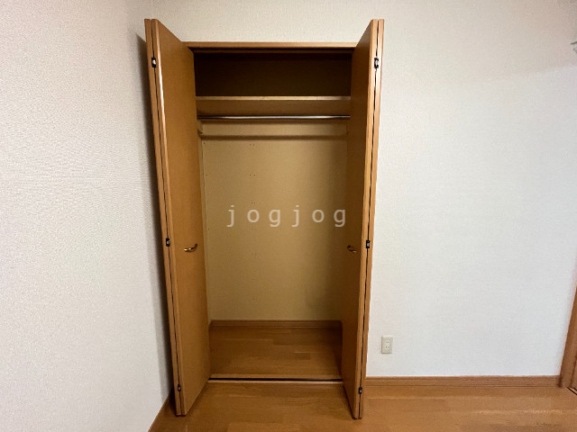 収納　洋服掛けられます