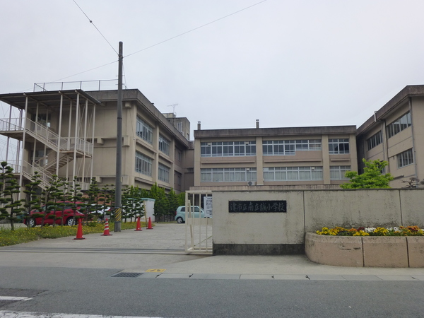 小学校　津市立南立誠小学校（小学校）まで444m