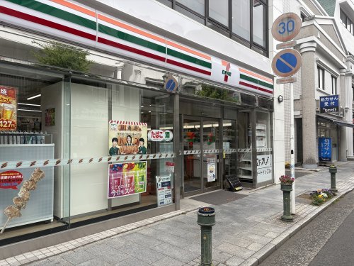 コンビニ　セブンイレブン 横浜大倉山駅前店（コンビニ）まで556m