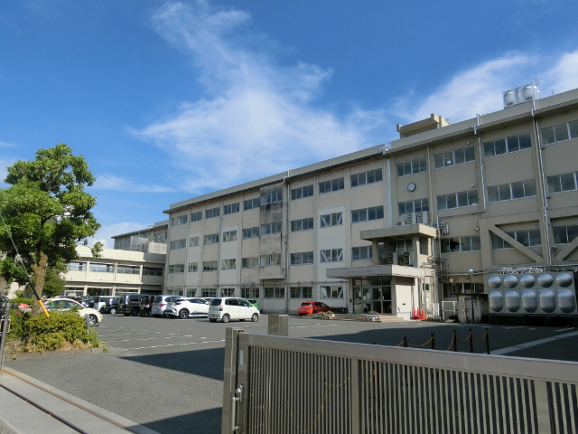 小学校　大垣市立中川小学校（小学校）まで330m