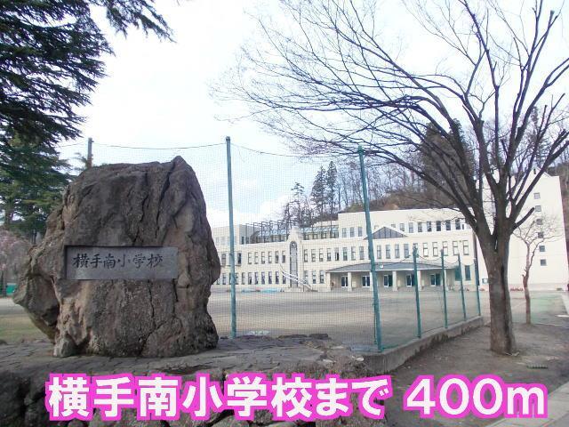 コンビニ　セブンイレブン横手平和町店（コンビニ）まで700m