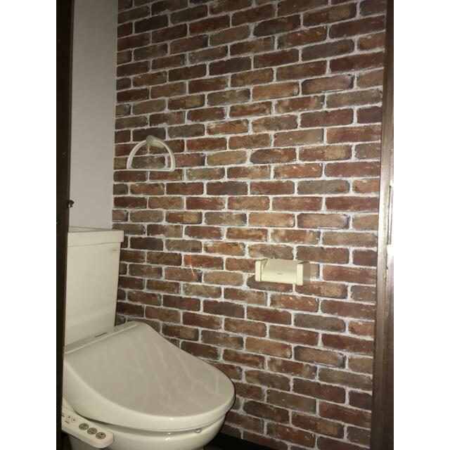 トイレ　レンガ調のアクセントクロスを入れたトイレです。