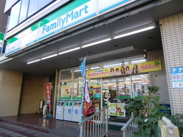 コンビニ　ファミリーマート（コンビニ）まで850m
