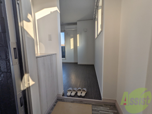 玄関　玄関から見たお部屋です。入ってすぐＬＤＫになります。