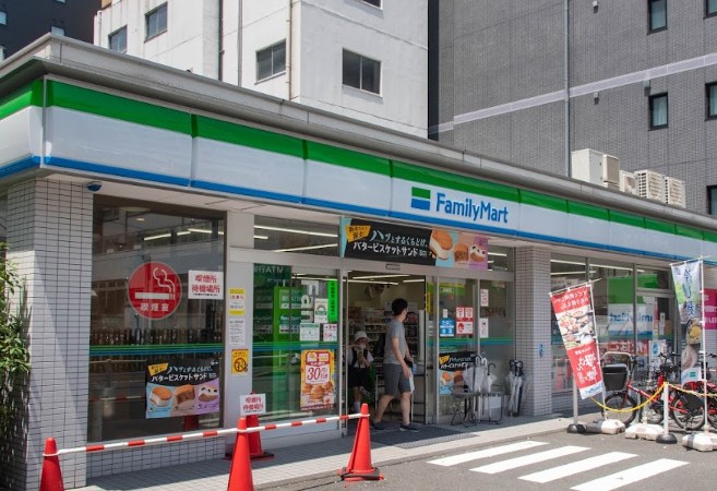 コンビニ　ファミリーマート堀留町二丁目店（コンビニ）まで102m