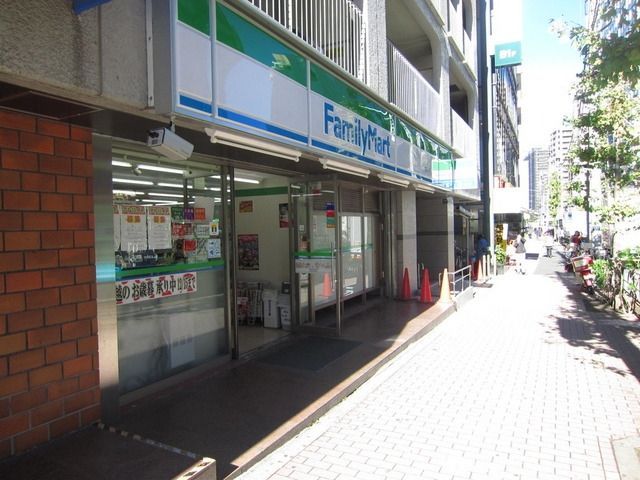 コンビニ　ファミリーマート（コンビニ）まで180m