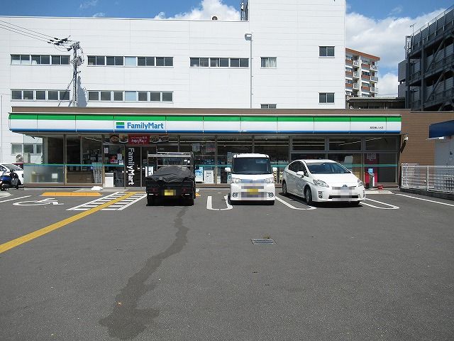 コンビニ　ファミリーマート　高知梅ノ辻店（コンビニ）まで582m