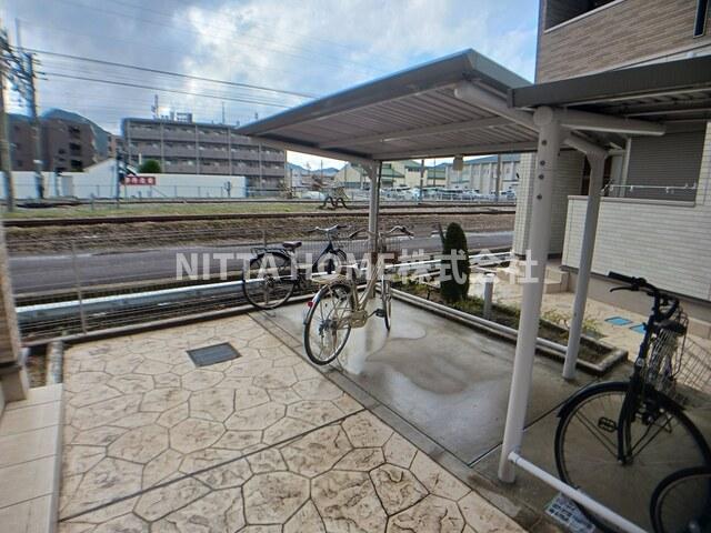 駐車場　敷地内の駐輪場スペース☆駐車場もあります☆