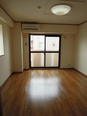 ＪＲ中央本線 新守山駅 徒歩13分 3階建 築21年の居間写真