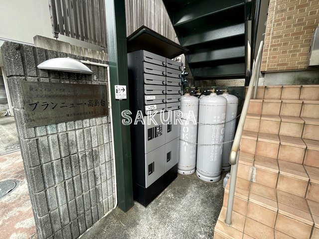 エントランス　不在時にも便利な宅配ＢＯＸ付きです♪