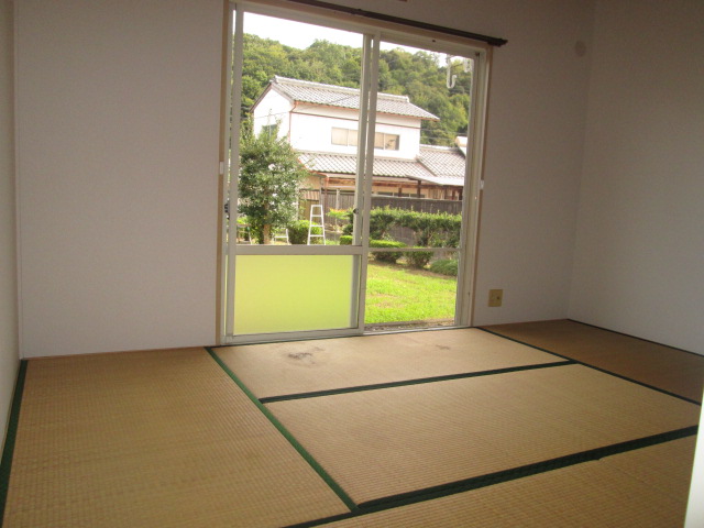 パレス宮の前の居間写真