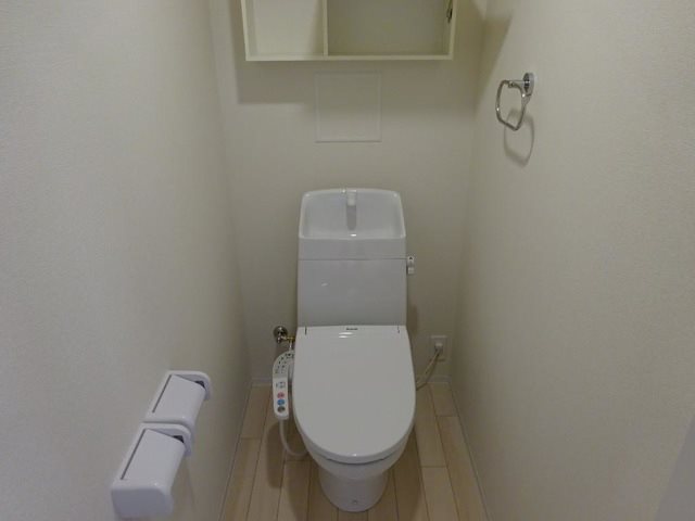 トイレ　温水洗浄便座付きのトイレです。