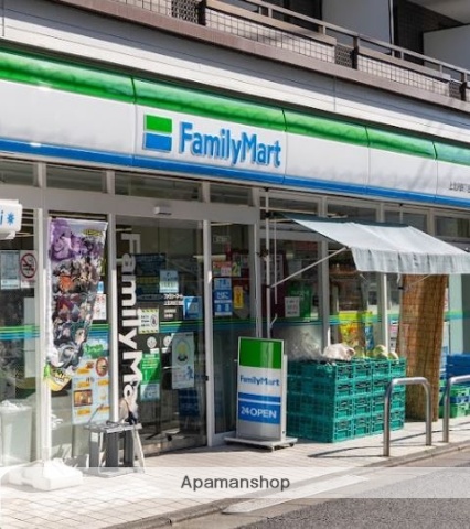 コンビニ　ファミリーマート（コンビニ）まで747m