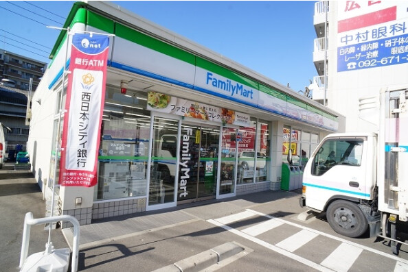 コンビニ　ファミリーマートおやま県庁前店（コンビニ）まで189m