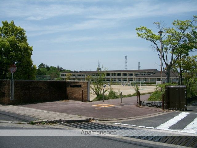 中学校　青山中学校（中学校）まで404m