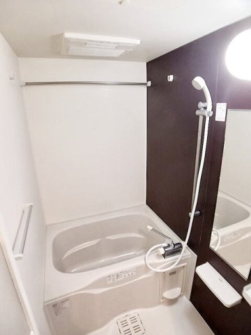バス・シャワールーム　コンパクトで使いやすいお風呂です