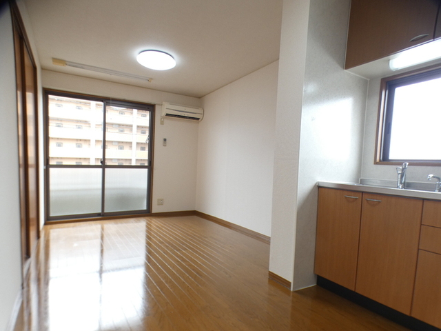 アーバンライフ塩屋台 B棟の居間写真