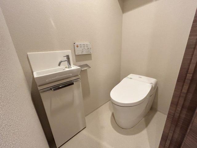 オープンレジデンシア日暮里のトイレ写真