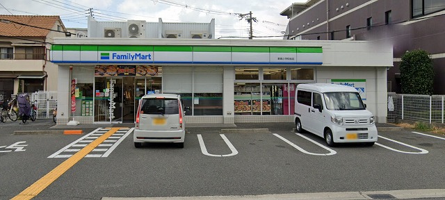 コンビニ　ファミリーマート 新高小学校前店（コンビニ）まで300m