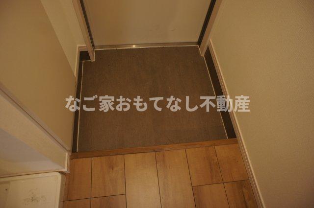 地下鉄鶴舞線 上小田井駅 徒歩10分 3階建 築8年の玄関写真