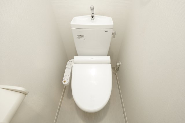 京成本線 京成小岩駅 徒歩4分 2階建 築12年のトイレ写真