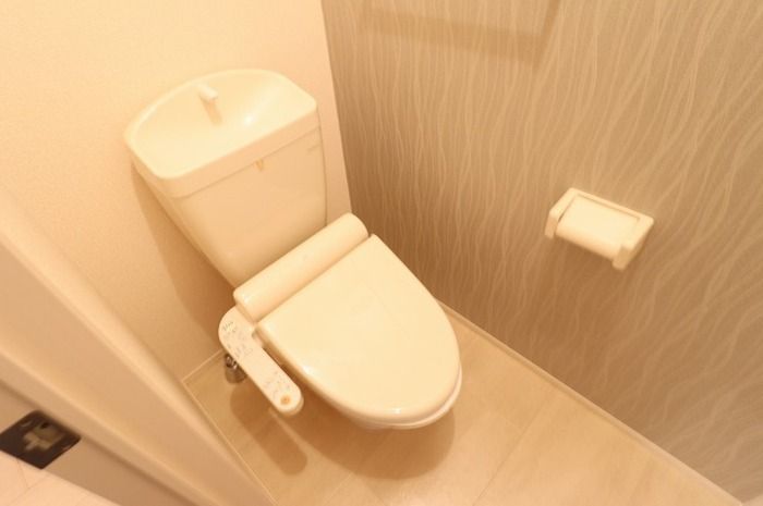トイレ　落ち着いた色調のトイレです