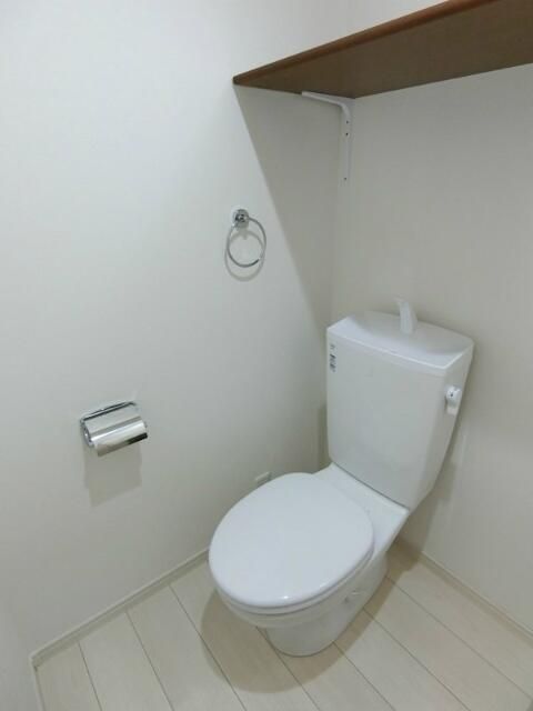 ブルーライン 三ツ沢上町駅 徒歩5分 2階建 築9年のトイレ写真