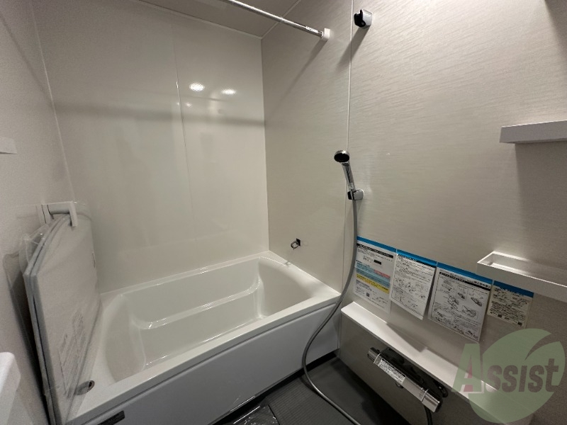 バス・シャワールーム　浴室乾燥が付いていてお風呂の蓋も付いています。