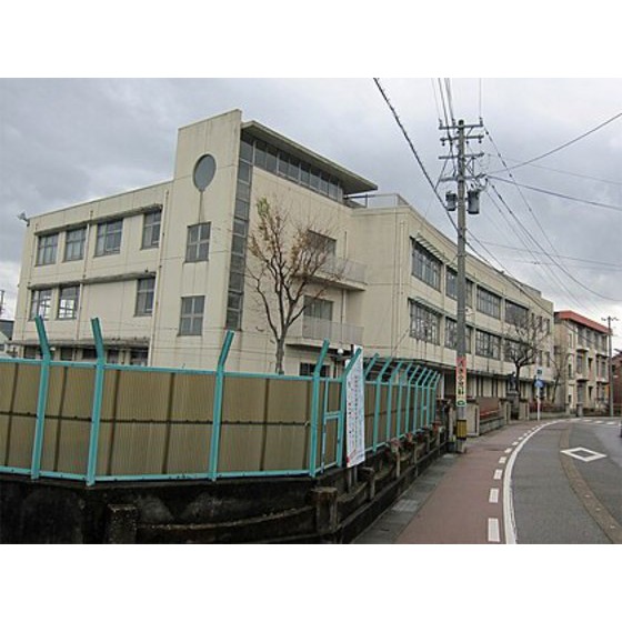 小学校　高岡市立川原小学校（小学校）まで805m