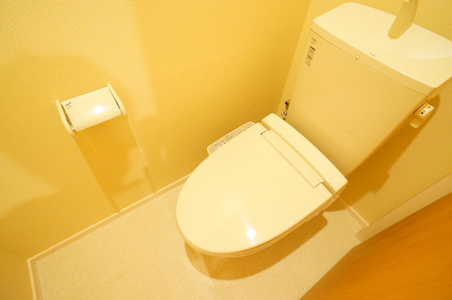 京王線 聖蹟桜ケ丘駅 徒歩12分 2階建 築11年のトイレ写真