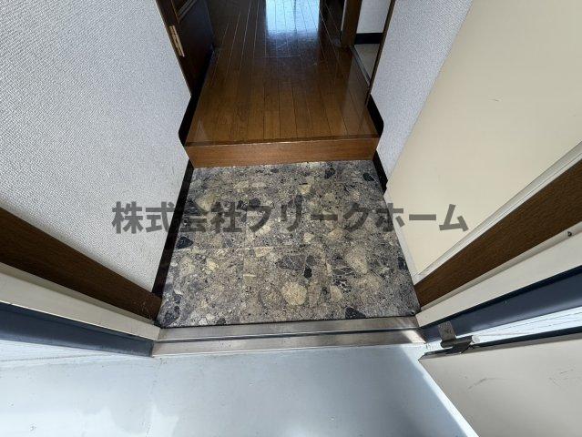 京王井の頭線 三鷹台駅 徒歩3分 3階建 築30年の玄関写真