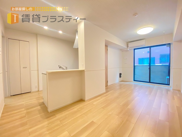 居室・リビング　明るい室内。どんな配置が似合うかな。