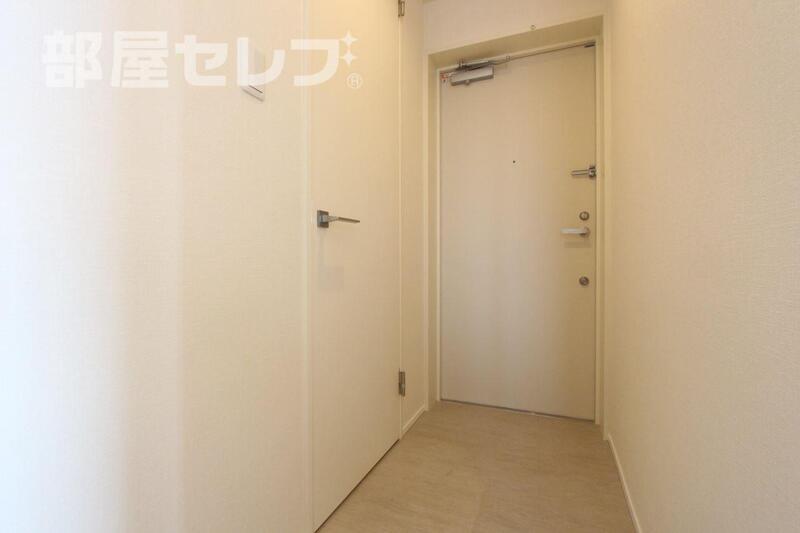 玄関　※写真は同タイプ８０４号室の別部屋のものです。