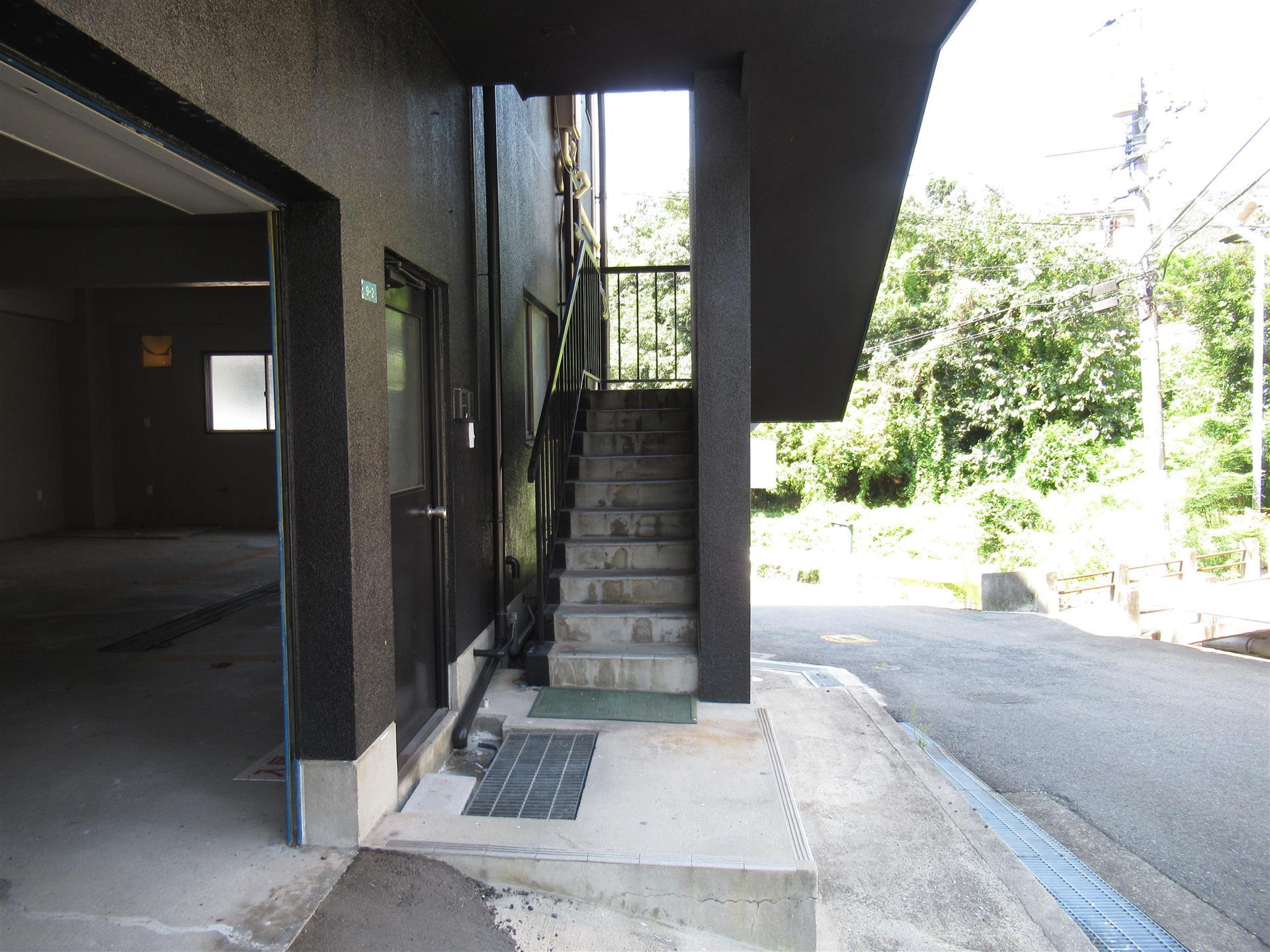 エントランス　建物１階部分が駐車場になっています♪