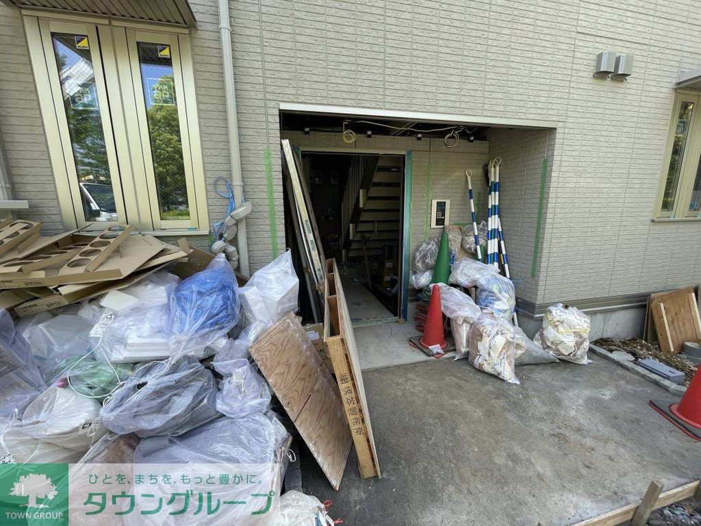 エントランス　内見の予約先は【タウンハウジング中野店】です★