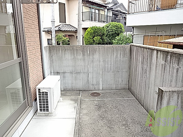 バルコニー　広めのテラスが１階の魅力。しかも南向きなんですよ～
