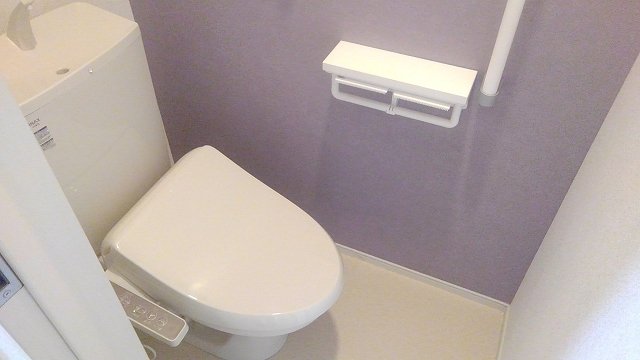 トイレ　落ち着いた色調のトイレです